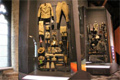 Uniformen und Ausrüstungsgegenstände amerikanischer und deutscher Soldaten
