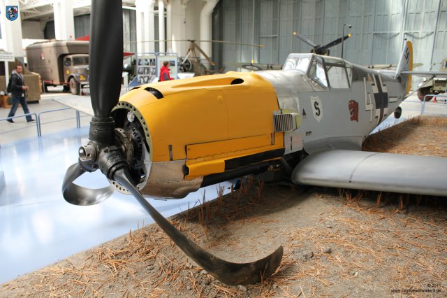 0007_Duxford_Messerschmitt_Bf_109_E-3_WNr_1190_linke_Triebwerksverkleidung