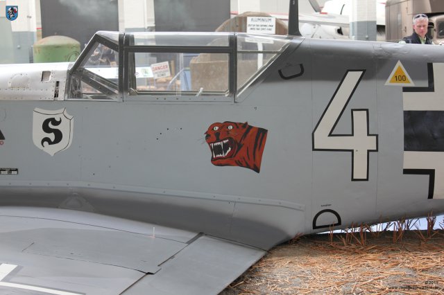 0013_Duxford_Messerschmitt_Bf_109_E-3_WNr_1190_weisse_4_Wappen_JG26_Tiger