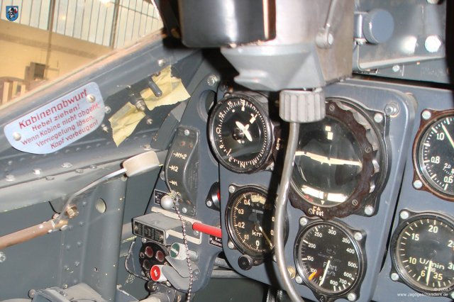 0040_Berlin-Gatow_Messerschmitt_Bf_109_G-2_WNr_10575_Cockpit_Instrumente