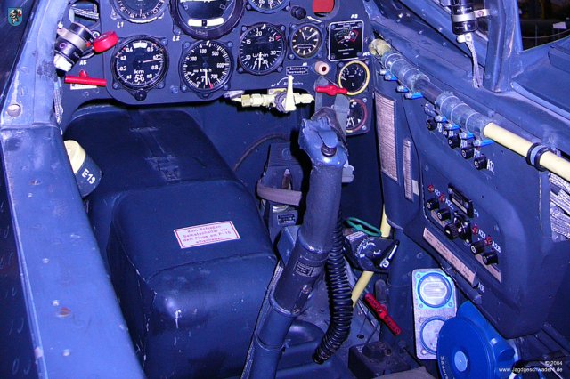 0027_Hannover-Laatzen_Messerschmitt_Bf_109_G-2_WNr_14753_Knueppelgriff_Cockpit_MG151
