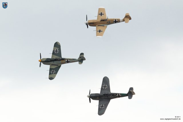 0023_Jagdflugzeuge_Formation_Hispano_Buchons_Lizenzbau_der_Bf_109_Flying_Legends