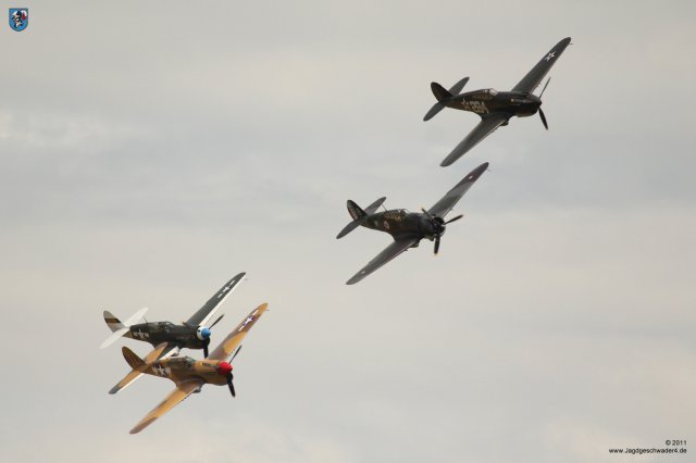 0030_Flying_Legends_2011_Curtiss_P-40_Warhawks_Curtiss_H75