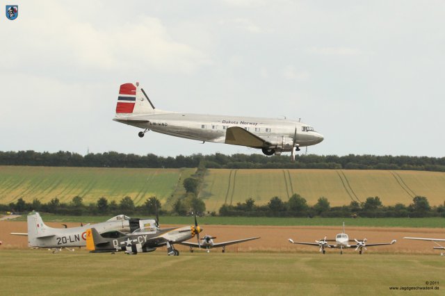 0051_Flying_Legends_2011_Douglas_DC-3_Dakota_Norway_LN-WND_Tiefflug