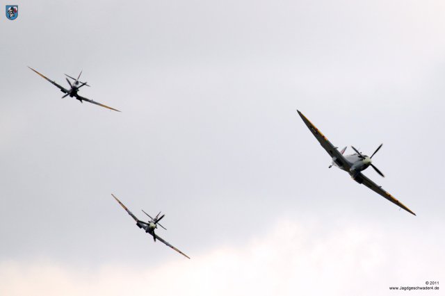 0066_Flying_Legends_2011_Supermarine_Spitfire_Formation