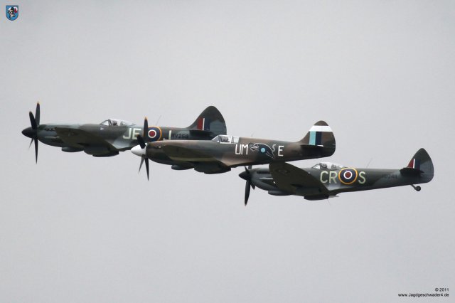 0143_Flying_Legends_2011_Supermarine_Spitfire_Formation