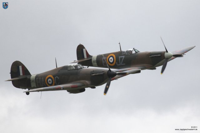 0148_Flying_Legends_2011_Hawker_Hurricane_Mk12A_G-HURI_HA-C_und_Supermarine_Spitfire_LF_Mk1a_G-AIST_JZ-E