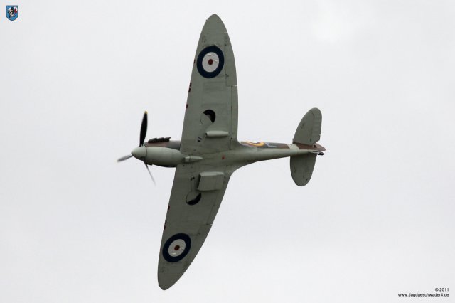 0149_Flying_Legends_2011_Supermarine_Spitfire_LF_Mk1a_G-AIST_JZ-E