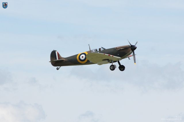 0071_Flying_Legends_2016_Supermarine_Spitfire_MkIa_G-CFGJ_19-Squadron-RAF_1939