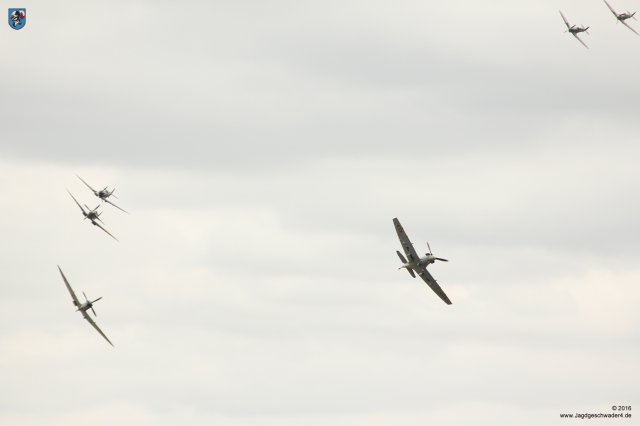 0077_Flying_Legends_2016_Spitfire-Formation