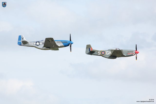 0101_Flying_Legends_2016_Rotte_North_American_P-51D_Mustang_Haifischmaul_RAF_Squadron_112_1944_Moonbeam_McSwine_352th_FS_487th_FG_1944