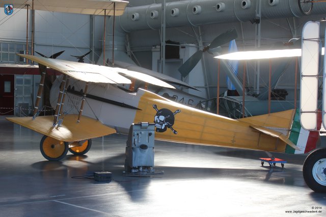 0005_Italienisches_Luftwaffenmuseum_Vigna_di_Valle_Spad_S-VII_Doppeldecker-Jagdflugzeug_1916_Hangar_Troster