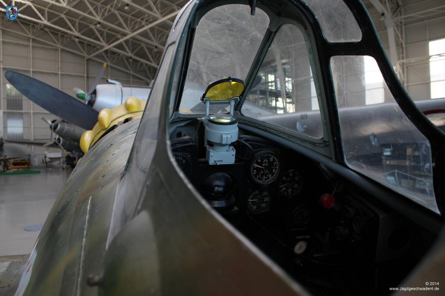 0043_Italienisches_Luftwaffenmuseum_Vigna_di_Valle_Macchi_C200_Serie_IV_Saetta_MM5311_Revi_Cockpit