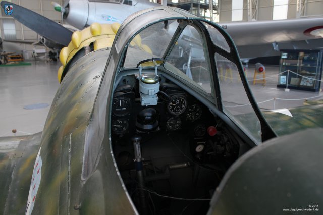 0044_Italienisches_Luftwaffenmuseum_Vigna_di_Valle_Macchi_C200_Serie_IV_Saetta_MM5311_Cockpit_Windschutzaufbau
