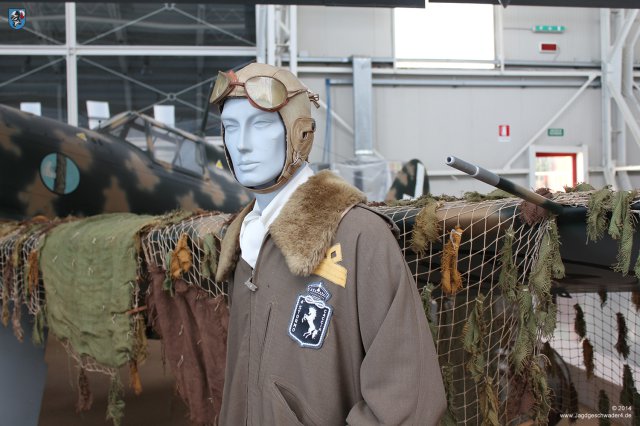 0071_Italienisches_Luftwaffenmuseum_Vigna_di_Valle_Kleidung_Pilot_vor_Macchi_MC202