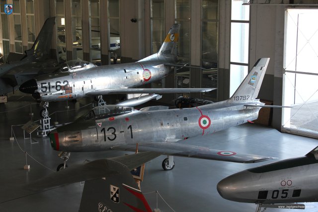 0112_Italienisches_Luftwaffenmuseum_Vigna_di_Valle_Fiat_North-American_F-86K_NC128_und_Canadair_CL13_F-86E_Sabre_Mk-4