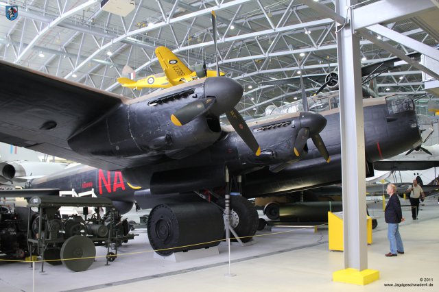 0018_IWM-Museum_Duxford_Avro_Lancaster_Mk_X_Rollbombe