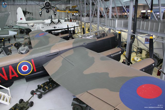 0020_IWM-Museum_Duxford_Avro_Lancaster_Mk_X_Tragflaeche
