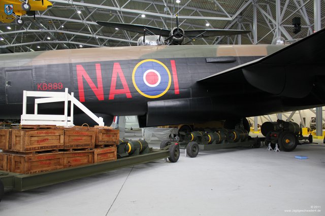 0021_IWM-Museum_Duxford_Avro_Lancaster_Mk_X_Bomben_Stab_Brandbomben_Luftmine_250_500_4000_lb
