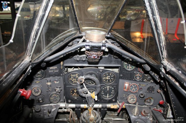 0032_IWM-Museum_Duxford_Hawker_Typhoon_Cockpit