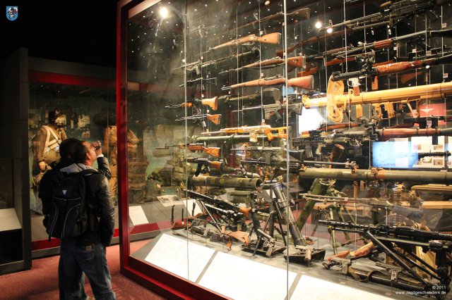 0035_IWM-Museum_Duxford_Waffen_Handfeuerwaffen_Vitrine
