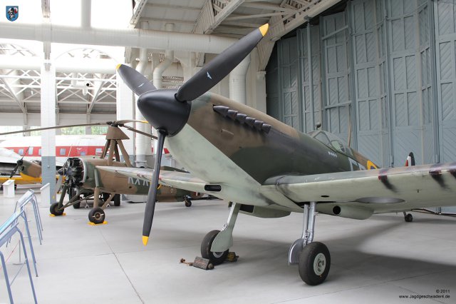 0071_IWM-Museum_Duxford_Supermarine_Spitfire_Hangar