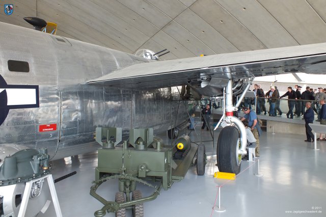0101_IWM-Museum_Duxford_Consolidated_B-24M_Liberator_4mot_Bomber