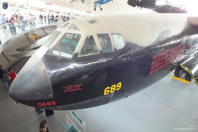 0107_IWM-Museum_Duxford_Cockpit_Boeing_B-52D_Stratofortress_Bomber_689