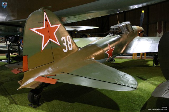 0052_Tschechisches_Luftfahrtmuseum_Prag_Kbely_Ilyushin_Il-2m3_Sturmovik_SN_12438_Leitwerk_1943