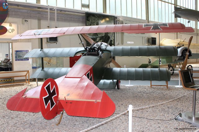 0012_Militaerhistorisches_Museum_Berlin-Gatow_Dreidecker_Jagdflugzeug_Fokker_DRI_152-17_1917