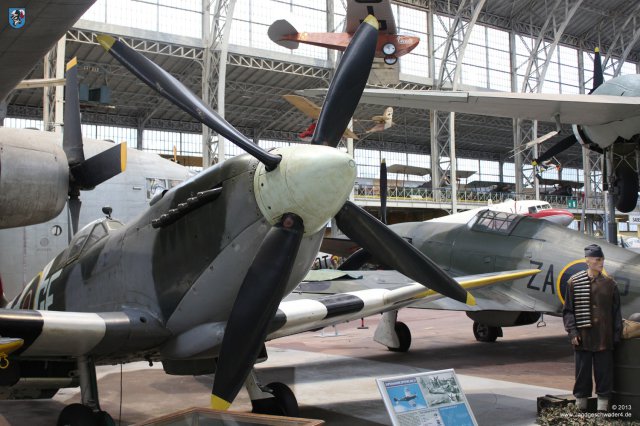 0036_Militaermuseum_Bruessel_Supermarine_Spitfire_Mk_IX_GE-B