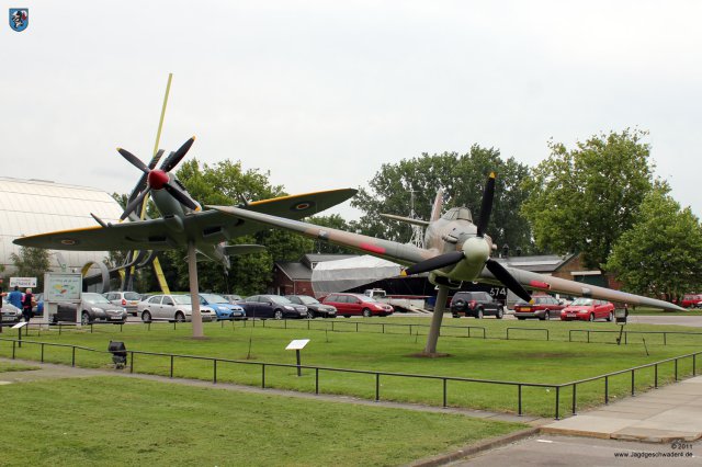 0002_RAF-Museum_Heandon_Spitfire_MkIX_und_Hurricane_MkII_Replika