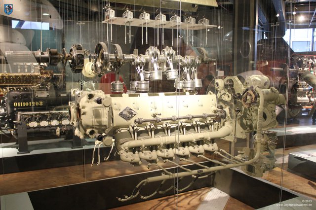 0038_Technikmuseum_Berlin_12-Zylindermotor_Renault_12_S_Lizenz_Argus_As_411_1946