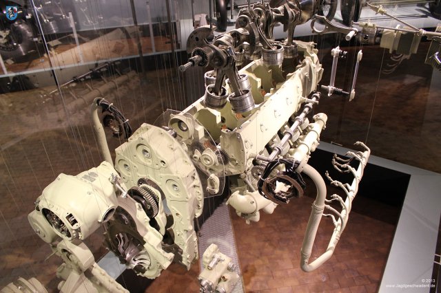 0039_Technikmuseum_Berlin_12-Zylindermotor_Renault_12_S_Lizenz_Argus_As_411_1946