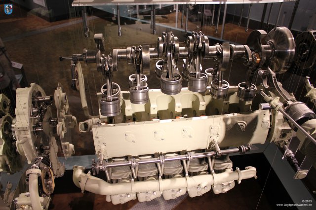 0040_Technikmuseum_Berlin_12-Zylindermotor_Renault_12_S_Lizenz_Argus_As_411_1946
