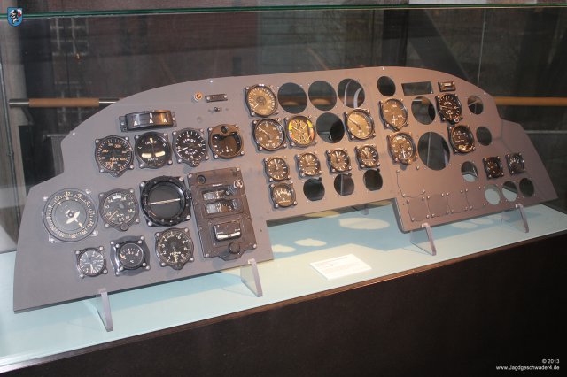 0061_Technikmuseum_Berlin_Focke-Wulf_FW_200_C-3_Condor_Instrumentenbrett_Nachbau_Originalteile